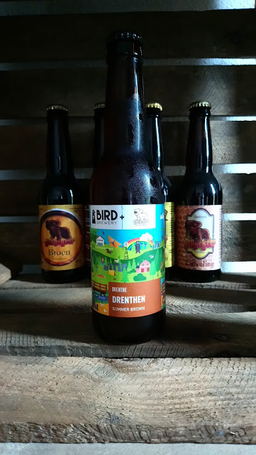 Op de achtergrond twee andere bieren van brouwerij jonge beer uit hogeveen door thedutchbeerdad op fsom