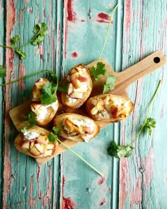 Bruschetta met gegrilde wilde perzik en geitenkaas in combinatie met een friszure gose bedacht door Yvonnen van Bierliefde.nl check je nu op FSOM!
