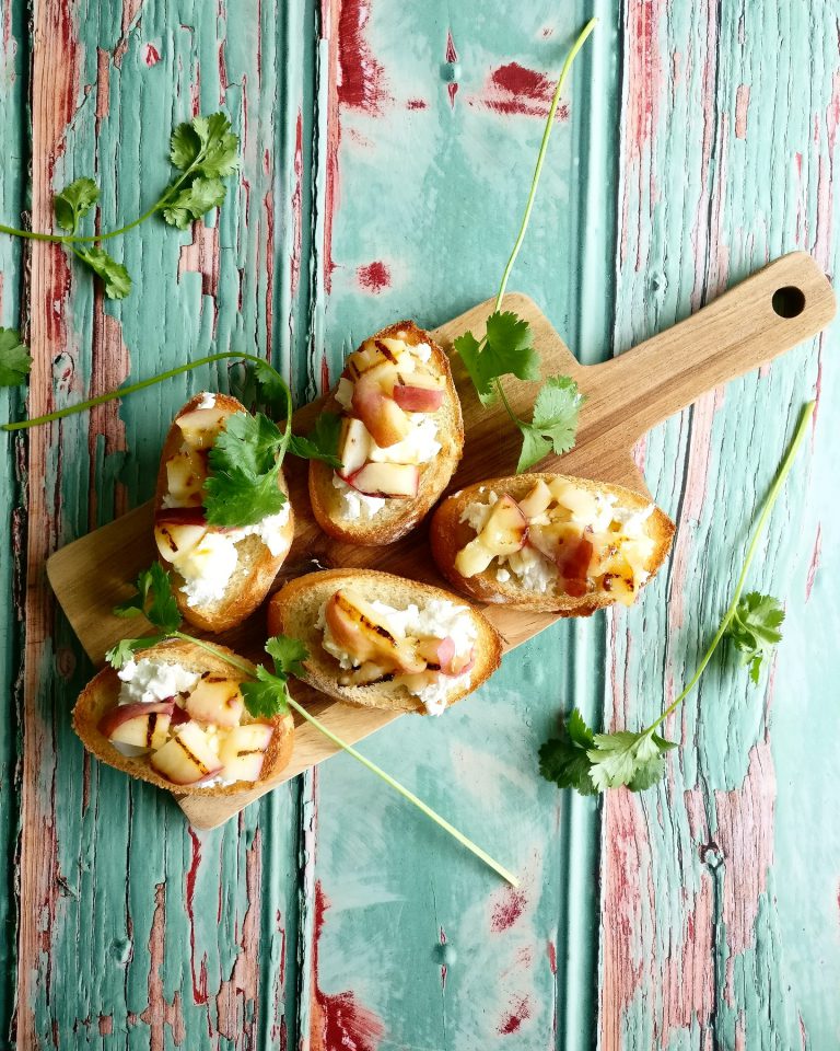 Bruschetta met gegrilde wilde perzik en geitenkaas in combinatie met een friszure gose bedacht door Yvonnen van Bierliefde.nl check je nu op FSOM!