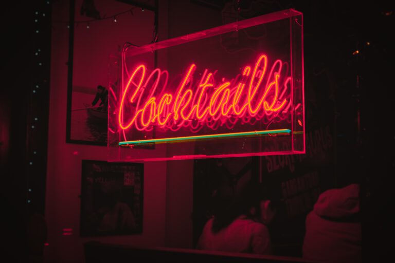 Cocktails-neon-FSOM-Magazine-Cocktail-Experience-Foto-door-Lucian-Petronel-Potlog-via-Pexels op fsom