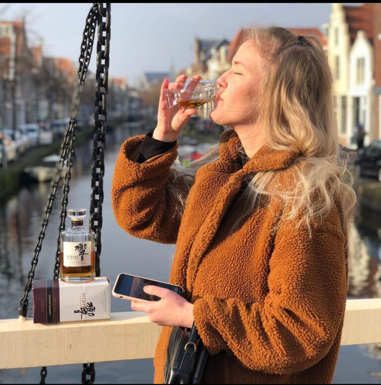 Edit Sofia propeft Hibiki, de Japanse Whisky uit de aflevering Wat proeven we vandaag bij FSOM