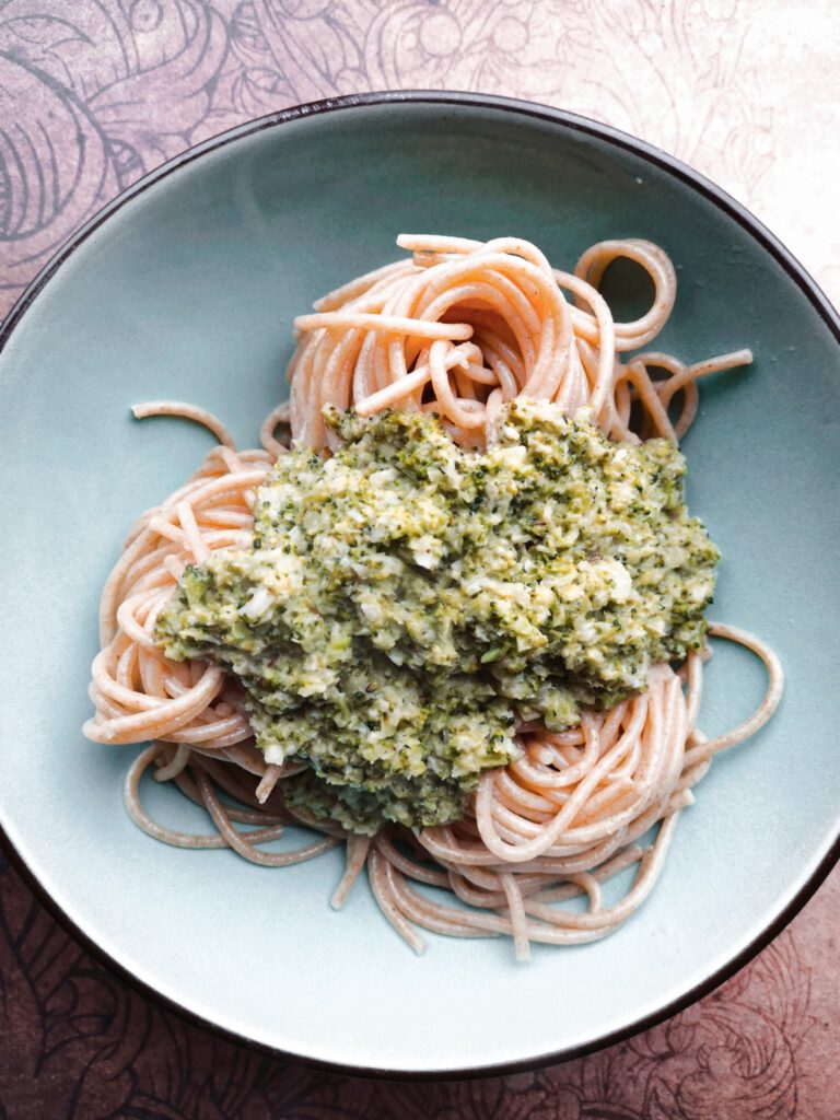 Een drukke dag gehad? Dan is een snelle, maar smaakvolle maaltijd meer dan welkom. Probeer vandaag nog onze Kokos Broccoli Spaghetti! (Ook in VEGAN variant)!