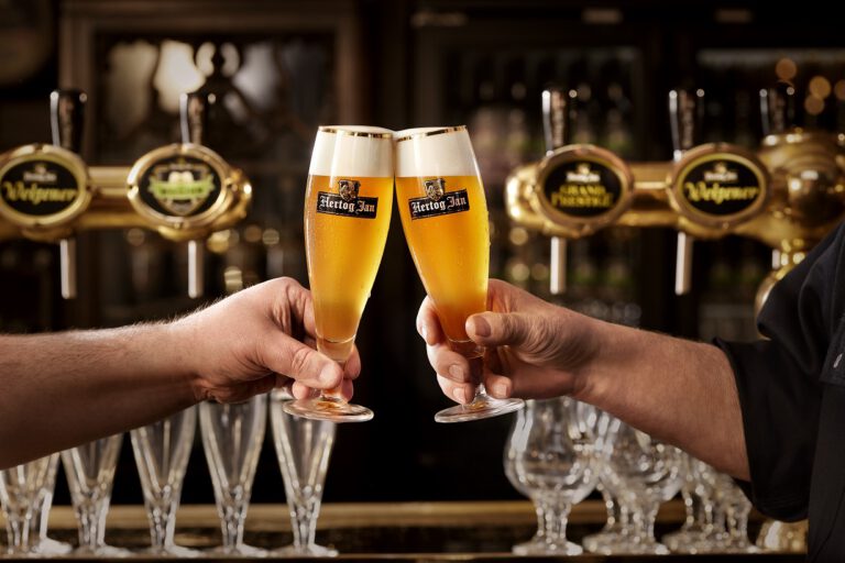 het weerzien van hertog jan bij fsom. Proosten op de heropenin gvan de horeca