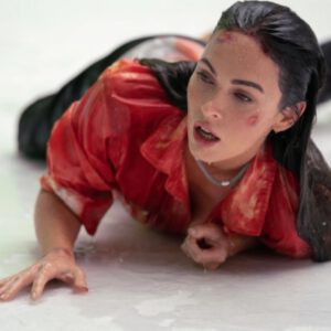 Megan Fox bloedheet in de sneeuw. FSOM.