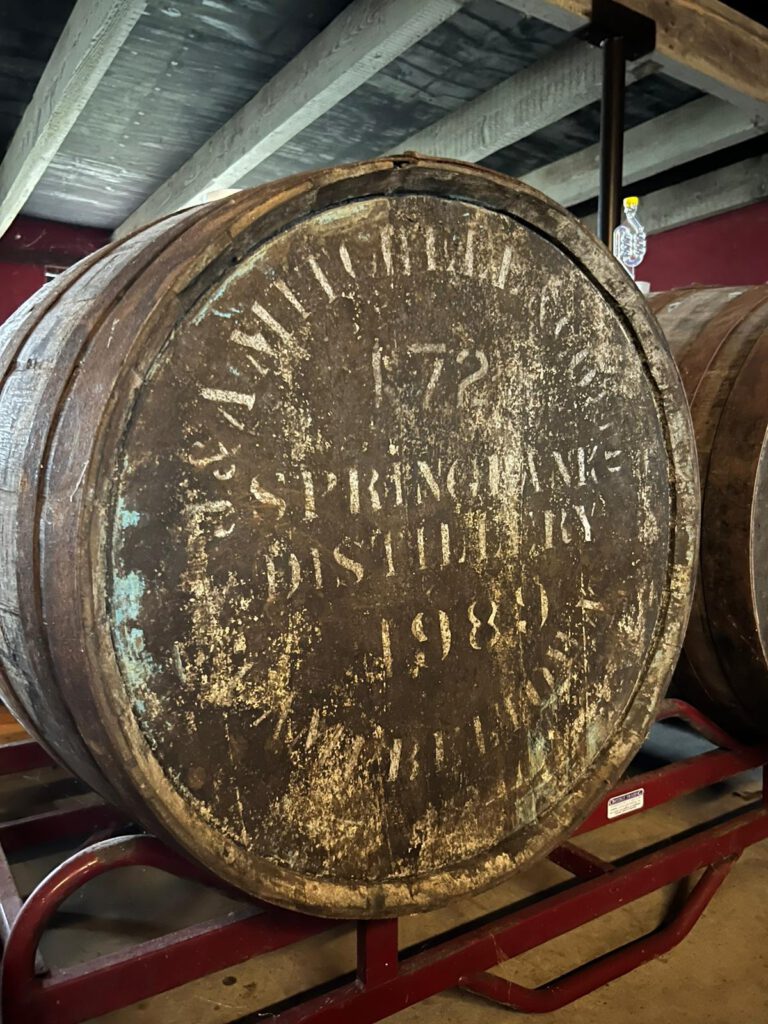 In De Thuisbar vind je de mooiste bierstijlen en ontleden wij ze. Zo ging Confessions Of A Whisky Freak kijken bij een echte Springbank barrel.