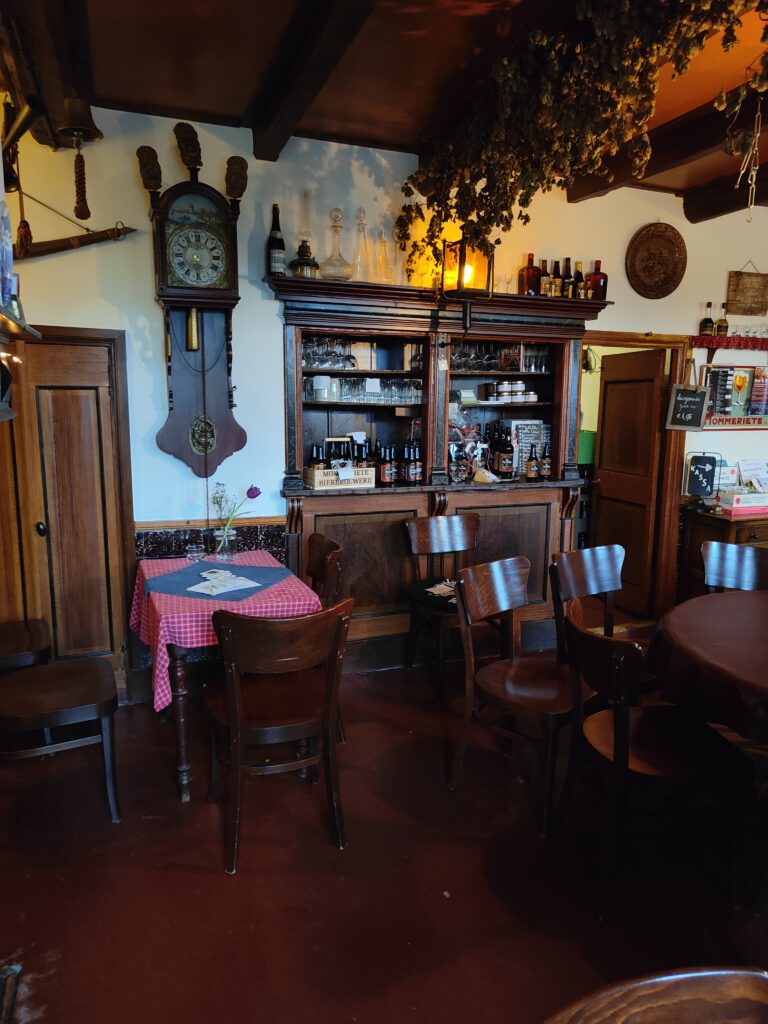 Café van bierbrouwerij mommeriete tijdens bezoek van thedutchbeerdad 