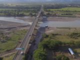Peperdure brug in Honduras zonder rivier