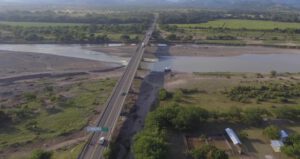 Peperdure brug in Honduras zonder rivier