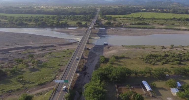 Peperdure brug in Honduras zonder rivier